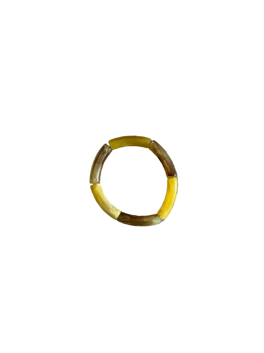 Bracelet nuance de jaune sur fond blanc