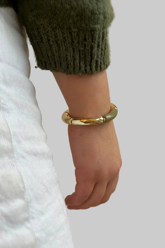 Bracelet doré avec une touche de kaki