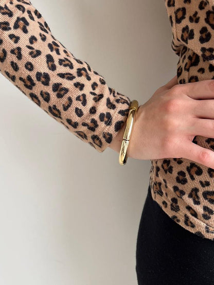 Bracelet doré avec une touche de marron