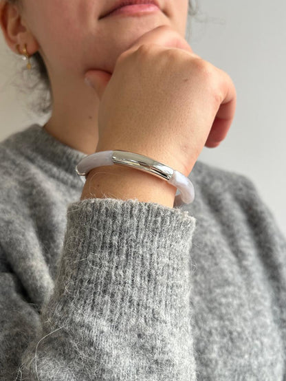 Bracelet gris clair et argenté
