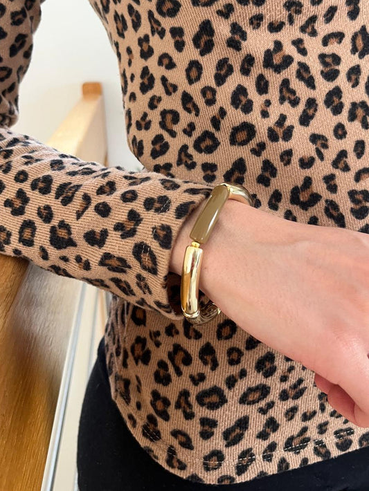 Bracelet doré avec une touche de marron